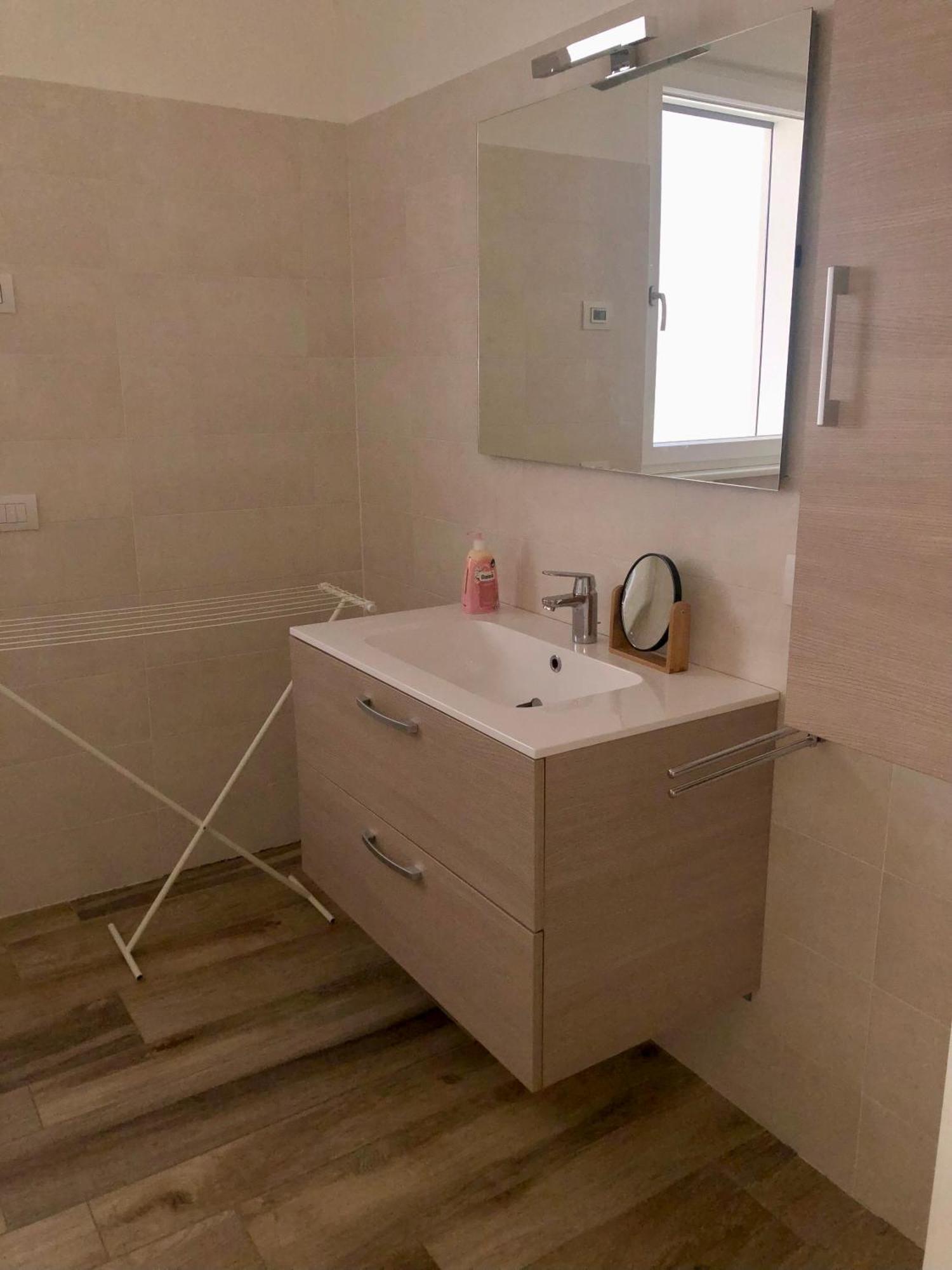 Emma‘s Riva-dream - Sonnige 2-zimmer-wohnung Mit Garage Und Balkon In Apartment Riva del Garda